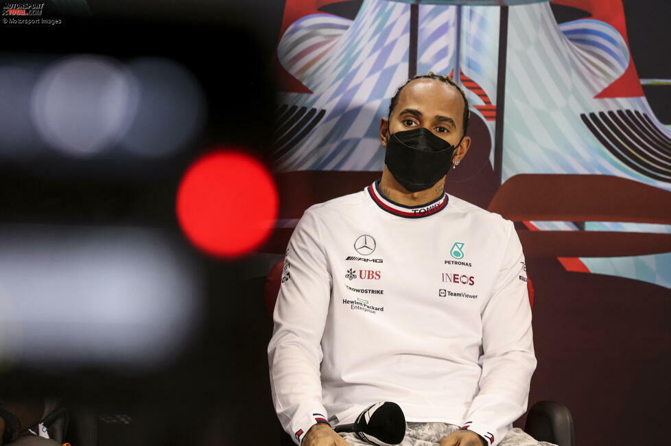 Lewis Hamilton sagt in der Mittagspause in der Pressekonferenz, er halte Mercedes im Moment nicht für siegfähig, erkenne aber 