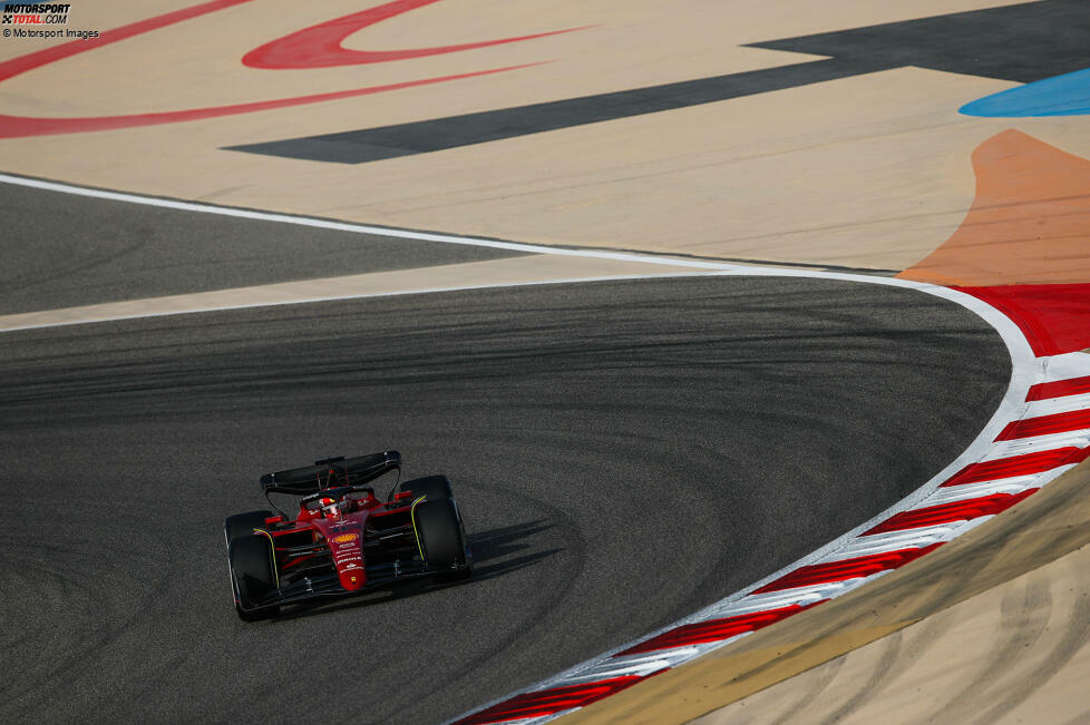 Gut eineinhalb Stunden vor Testende fährt Charles Leclerc im Ferrari F1-75 in 1:32.415 Minuten an die Spitze, aber: Er hat die weicheren C4-Reifen am Auto und profitiert von den besseren Streckenbedingungen im Vergleich zu Verstappen.