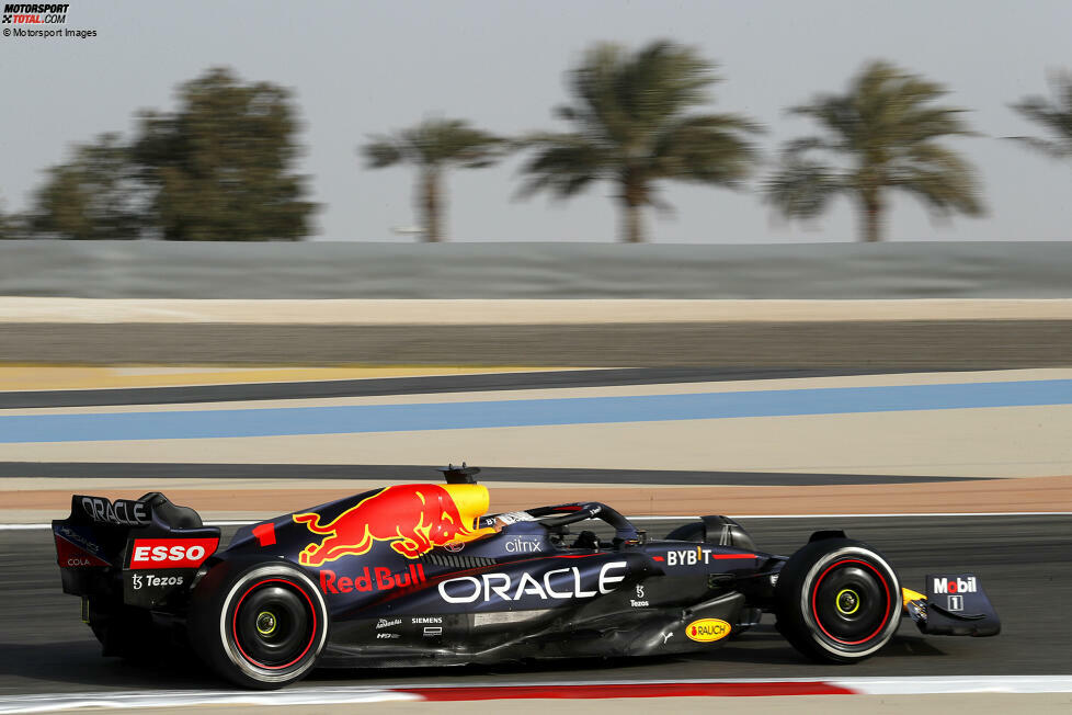 Am Nachmittag übernimmt Max Verstappen den Red Bull RB18 und stellt das Auto mit C3-Reifen gleich mal auf die erste Position: 1:32.645 Minuten, neue absolute Wochenbestzeit in Bahrain!