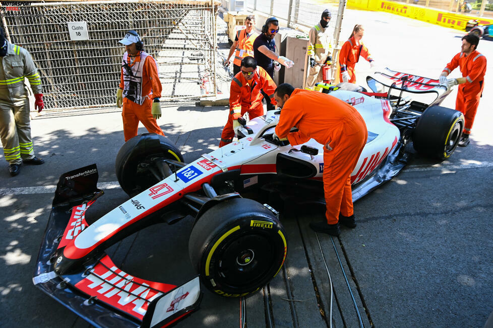 ... Mick Schumacher im Haas VF-22, und das schon nach nur drei Runden im ersten Training. Wasser läuft aus, er muss anhalten, verpasst praktisch die komplette erste Einheit. Und ...