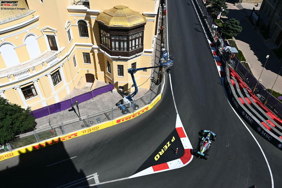 ... Lewis Hamilton im Mercedes W13, der erneut George Russell (P7) den Vortritt lassen muss. Der Silberpfeil liegt schlecht in Baku: Das Bouncing ist zurück, und wie! Vettel derweil ...