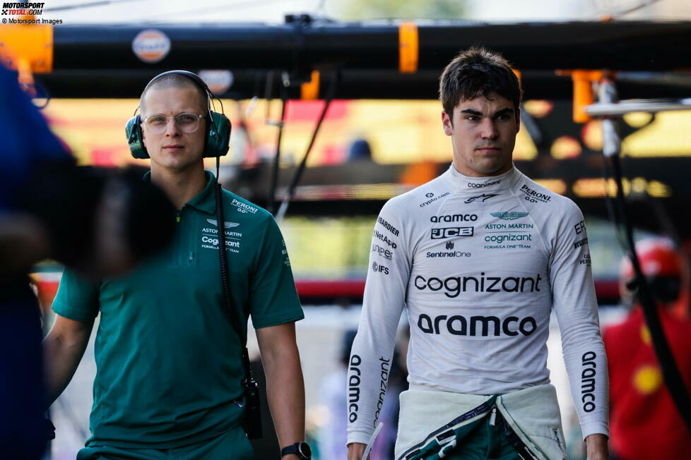 ... sein Teamkollege bei Aston Martin, Lance Stroll. Der crasht erst ebenfalls frontal, fährt aber weiter und fliegt in der Runde darauf erneut ab, dieses Mal endgültig. Daraufhin wird das Qualifying unterbrochen, Stroll scheidet aus in Q1. Aber: Er steht trotzdem ...