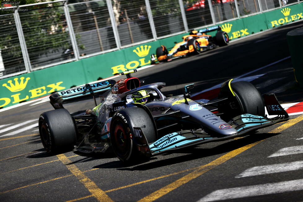 ... landet Lewis Hamilton im zweiten Mercedes, der schon im Rennen über massive Rückenschmerzen geklagt hat und beim Aussteigen nur langsam aus dem Auto rauskommt. Nicht weit weg von Hamilton sieht ...