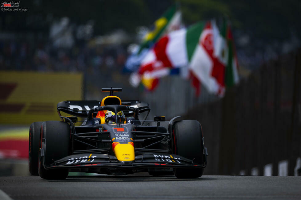 Platz zwei in der Startaufstellung zum Sprint geht an Weltmeister Max Verstappen im Red Bull vor Russell, der vor seinem Abflug noch P3 erzielt hat. Es folgen Lando Norris im McLaren und Carlos Sainz im Ferrari. Der andere Ferrari ...