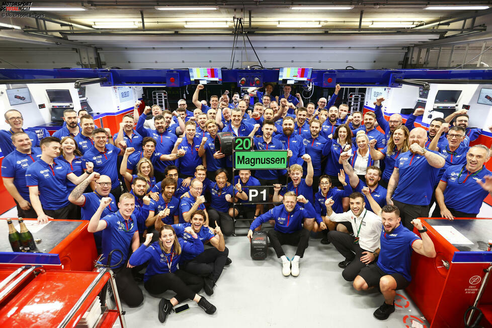 ... der Jubel bei Haas kennt keine Grenzen. Teamchef Günther Steiner spricht vom bisher größten Moment der Teamgeschichte seit 2016.