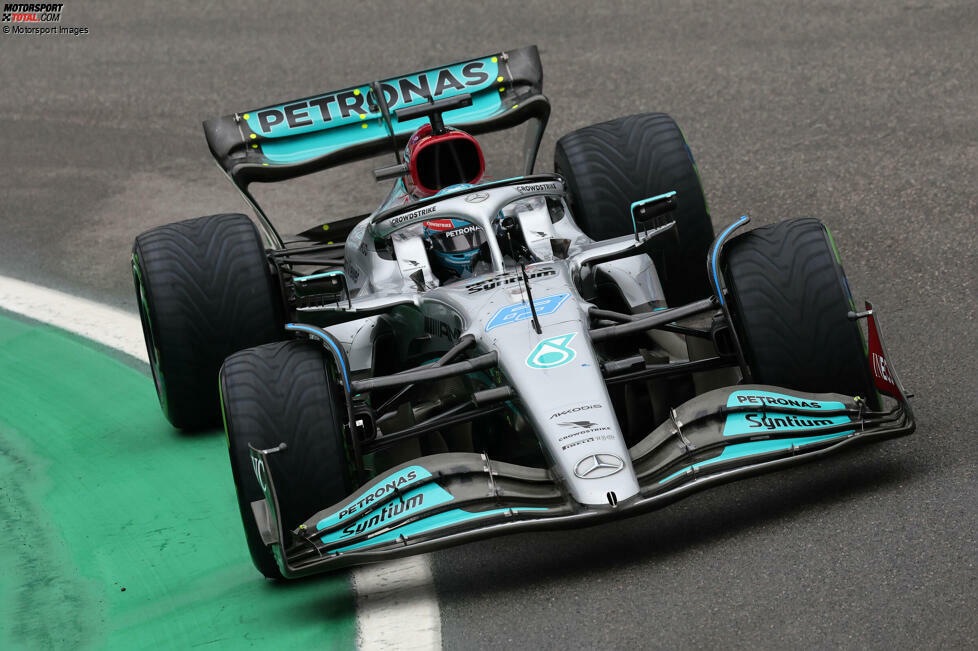 George Russell gewinnt den Formel-1-Sprint in Brasilien für Mercedes und erzielt damit den ersten Saisonsieg für die Silberpfeile. Entscheidend für den Erfolg: Russell auf Soft-Reifen überholt Max Verstappen im Red Bull auf Medium-Reifen. Verstappen ...