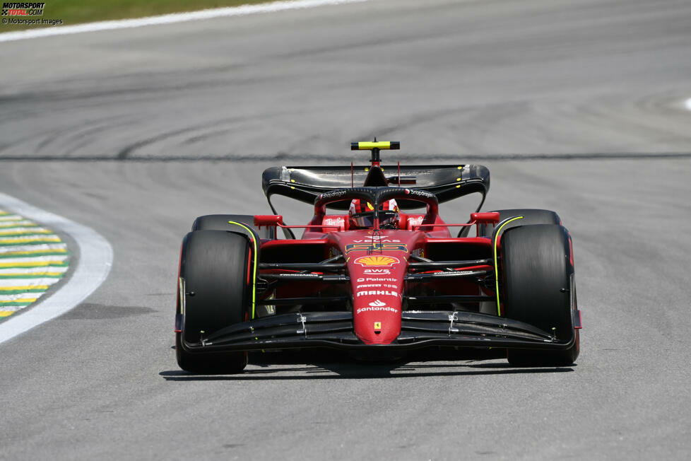 ... hat dann ein Techtelmechtel mit Carlos Sainz im Ferrari, beschädigt sich das Auto und wird nur Vierter hinter Russell, Sainz und Lewis Hamilton im zweiten Mercedes. Verstappens Teamkollege ...