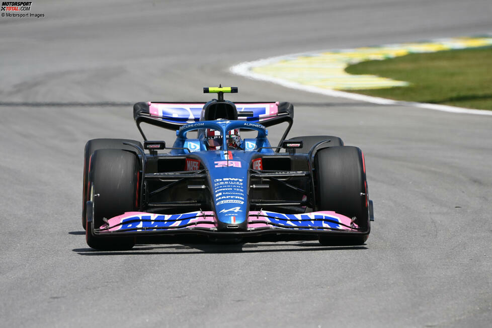 ... rund um Alpine: Esteban Ocon und Fernando Alonso berühren sich mehrfach in der ersten Runde, beim zweiten Mal fährt sich Alonso den Frontflügel ab. Er muss zum Notstopp, beide fallen aus den Top 10 heraus. Und ein Alpine brennt schließlich nach dem Rennen im Parc ferme. Die Fortsetzung ...