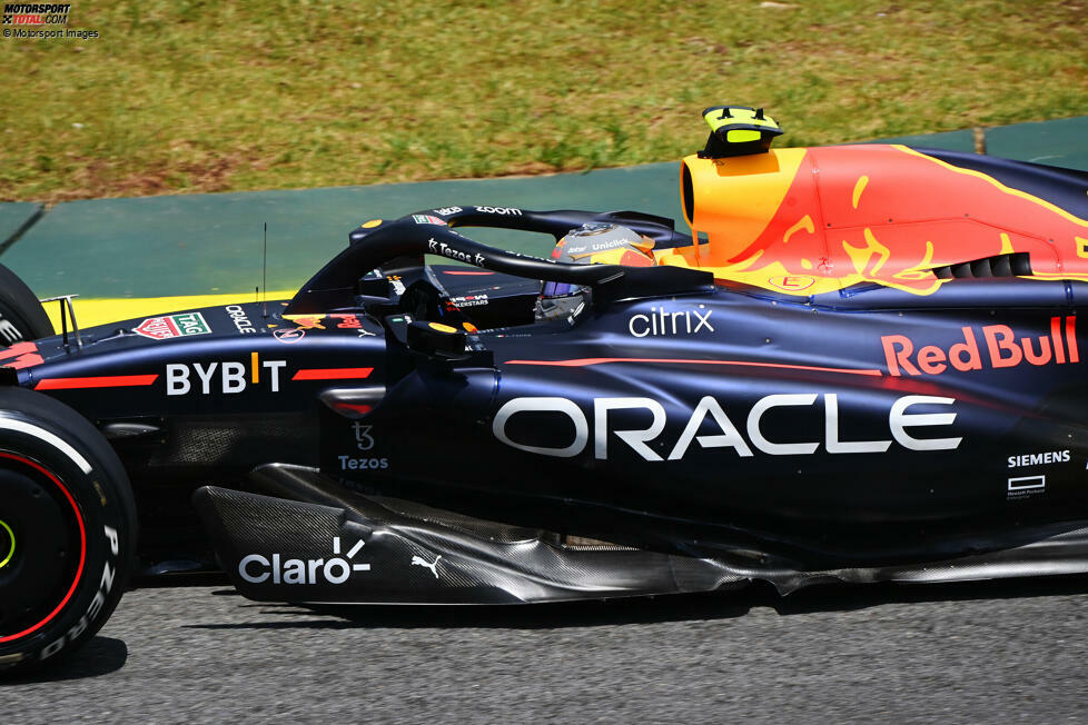 ... Sergio Perez im zweiten Red Bull bittet gegen Rennende um einen Platztausch zugunsten seiner P2-Chancen in der WM, aber der Platztausch erfolgt nicht. Er wird Fünfter. Und Pole-Mann Kevin Magnussen ...