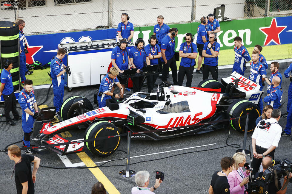 ... beschließt den Sprint nach etlichen Positionsverlusten auf dem achten Platz, womit er immerhin noch einen Punkt mitnimmt. Das hatte Haas-Teamchef Günther Steiner als Ziel ausgegeben, dieses Ziel wird erreicht. Auch ...