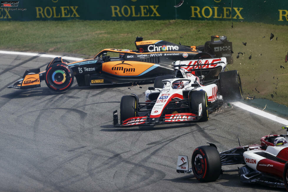... gleich zu Beginn zwischen Daniel Ricciardo im McLaren und Kevin Magnussen im Haas, verursacht von Ricciardo, der etwas zu optimistisch in eine Lücke sticht, die eigentlich nicht da ist. Beide scheiden sofort aus, Glück aber hat ...
