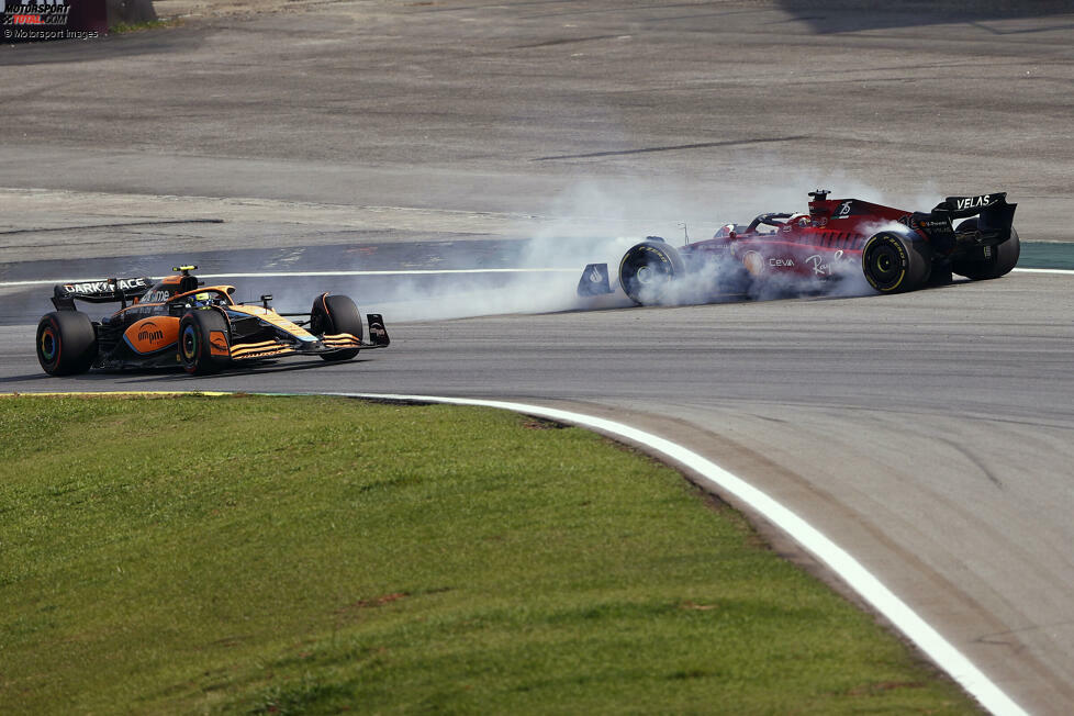 ... kurz darauf Leclerc, nach einem Schubser von Lando Norris im zweiten McLaren: Er dreht sich und steht entgegen zur Fahrtrichtung, kann sein Auto aber drehen und weitermachen. Rückwärts geht es dagegen ...