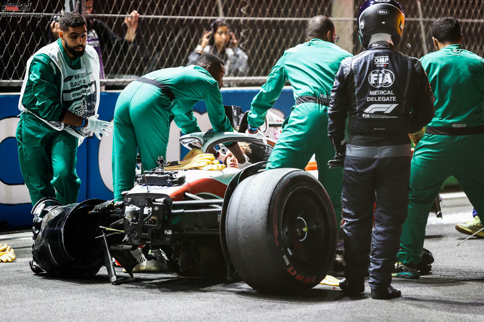 ... kommen weitere Helfer und beginnen mit der Bergung von Schumacher aus dem Cockpit, unter der Aufsicht des FIA-Rennarztes. Aus Sicherheitsgründen wird der Helm noch im Auto abgenommen und ...