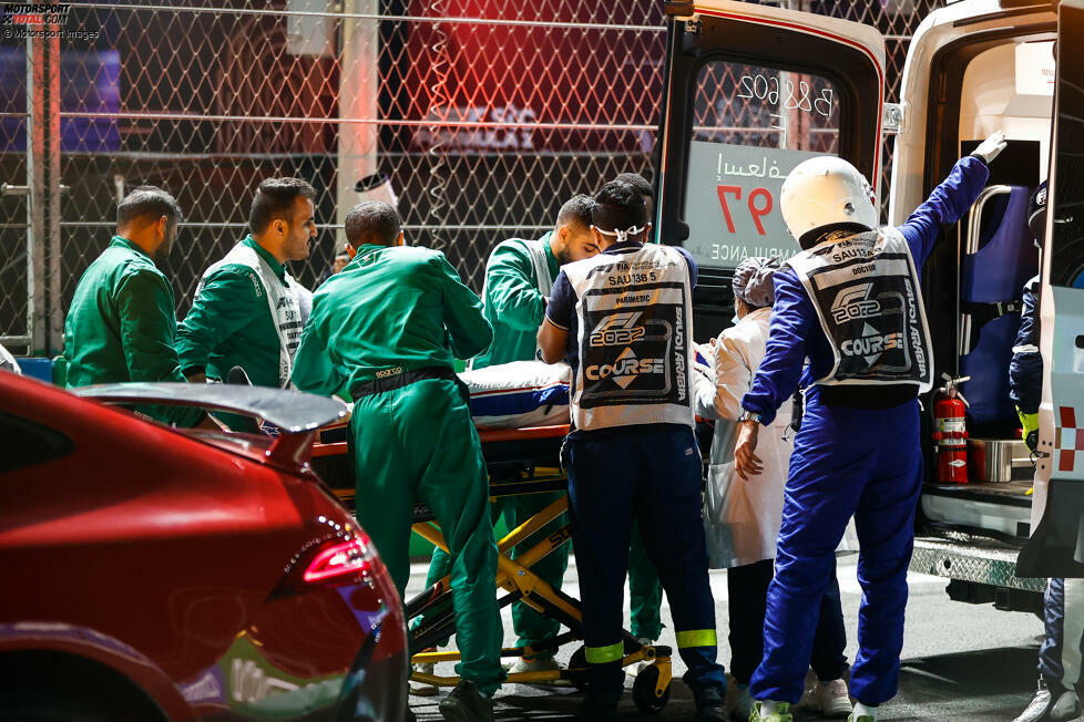 Schumacher wird dann mit einem Krankenwagen ins Streckenhospital gebracht, von wo erst einmal Entwarnung kommt: Er habe keine äußerlichen Verletzungen. Er wird dann per Hubschrauber zur weiteren Untersuchung in ein Krankenhaus transportiert. An der Unfallstelle ...