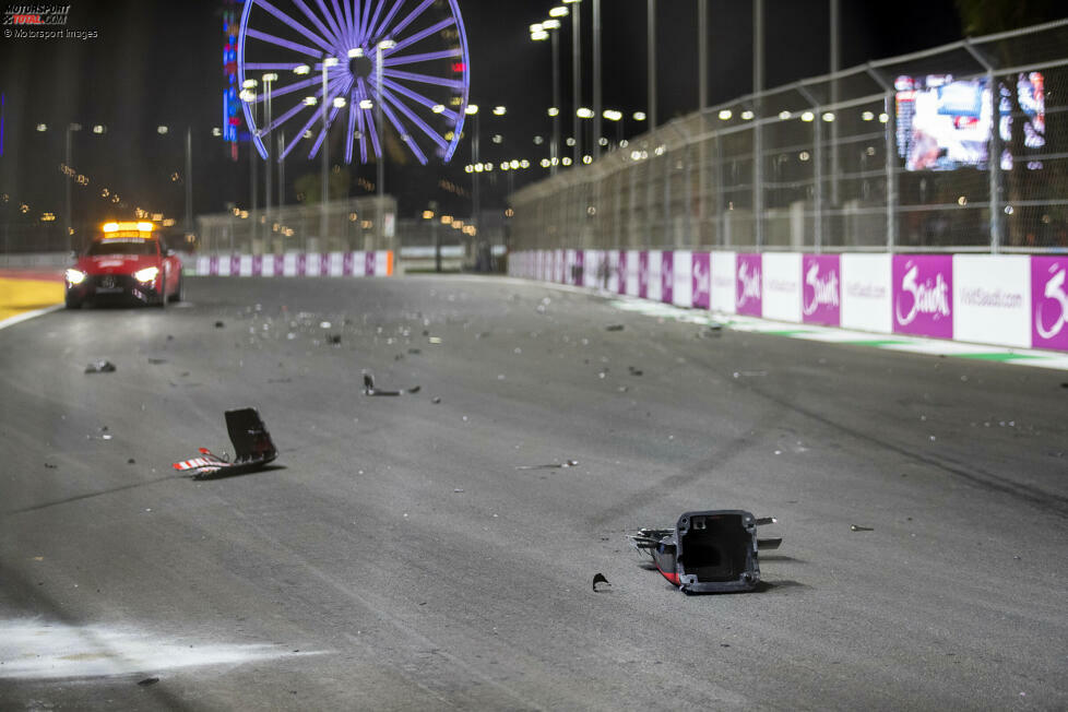 Als das Medical-Car zum Unfallort kommt, muss es sich einen Weg durch eine regelrechte Trümmerwüste bahnen: Schumacher ist erst links mit voller Wucht eingeschlagen (etwa auf der Höhe des Autos), dann nach rechts geschleudert worden. Einige Meter weiter blieb das Auto liegen und ...