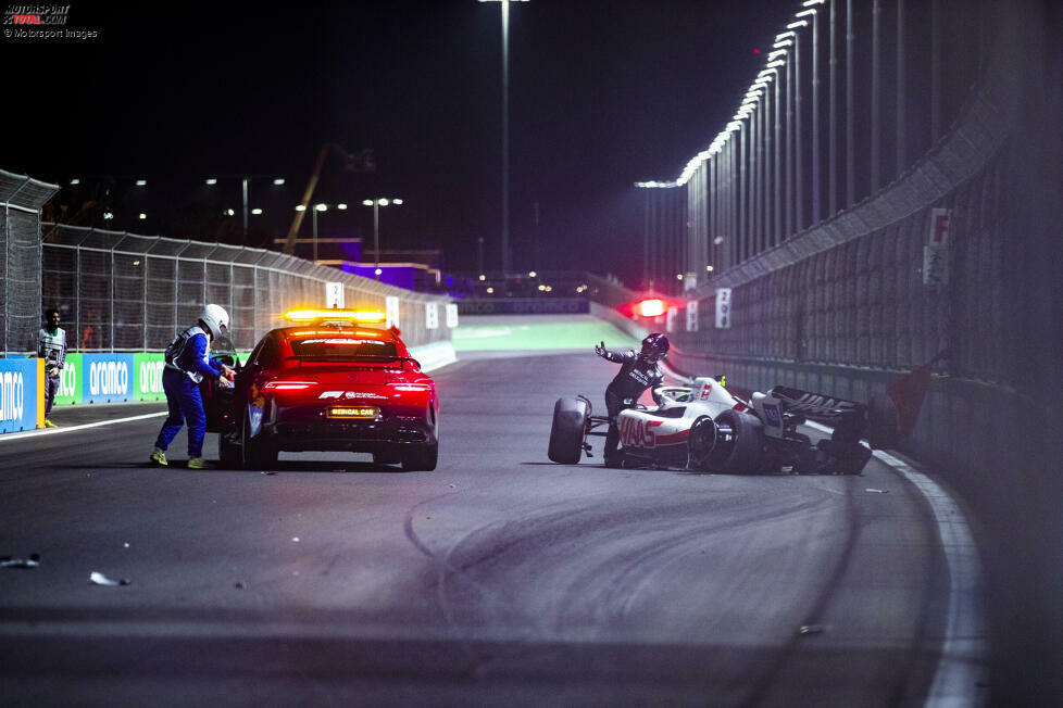... das Medical-Car der Formel 1 parkt direkt daneben. Seit dem Unfall sind nur wenige Augenblicke vergangen, das Qualifying ist per roter Flagge unterbrochen. Und ganz wichtig: Schumacher ist bei Bewusstsein, als die Helfer eintreffen.