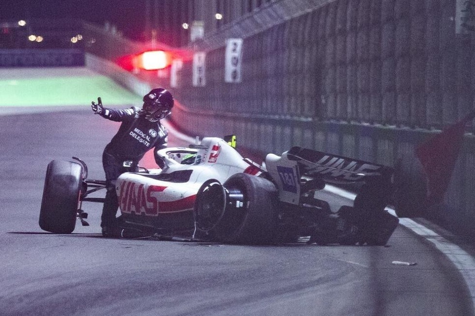 Die Bilder zum Unfall von Mick Schumacher im Formel-1-Qualifying in Saudi-Arabien: Wie durch ein Wunder blieb Schumacher dabei wohl unverletzt!