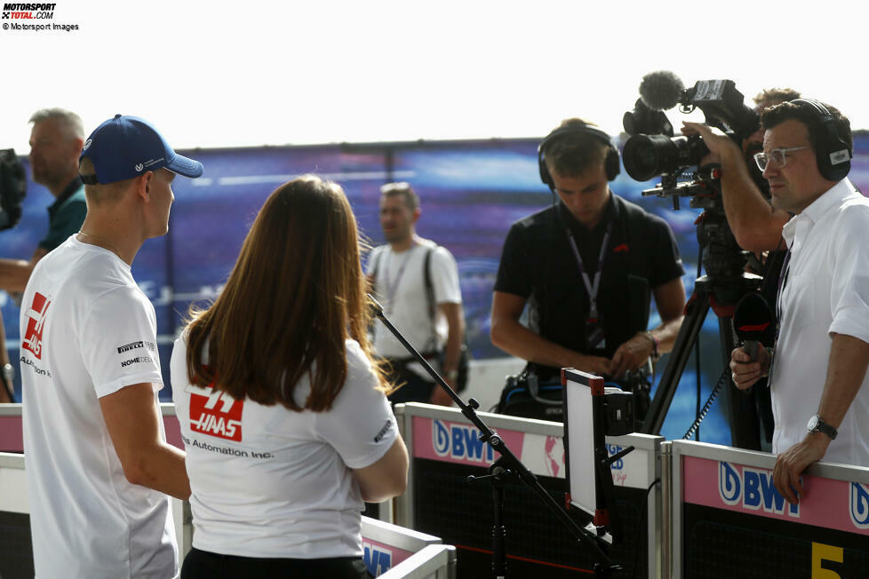 ... meldet sich am Sonntagvormittag aus dem Formel-1-Fahrerlager, wo er für Interviews bereitsteht. Er spricht ausführlich über den Unfall und dessen Folgen und ...