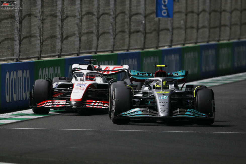 ... Lewis Hamilton im Mercedes nimmt einen Punkt mit aus Dschidda, nachdem er von weit hinten losgefahren ist. Auch er hat Pech bei der Strategie, sein Mercedes-Kollege George Russell aber holt P5. Und ...
