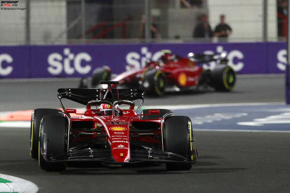 ... führt Charles Leclerc nach zwei Rennen mit 45 Punkten vor Carlos Sainz mit 33 und Max Verstappen mit 25. In der Konstrukteurswertung ist Ferrari mit 78 Punkten vorne, es folgen Mercedes mit 38 und Red Bull mit 37 Punkten. Und das ...