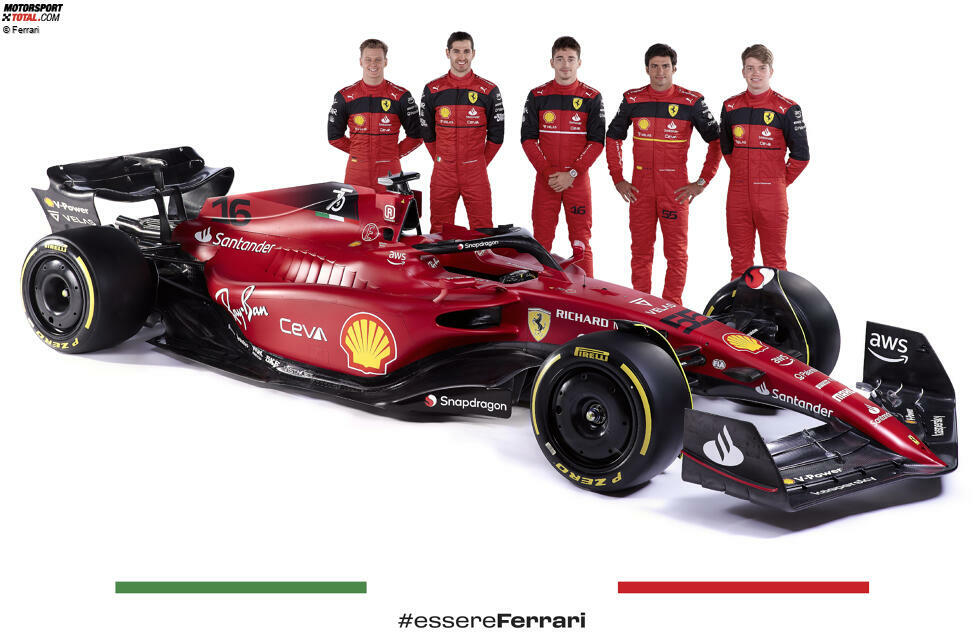 ... in der Riege der Test- und Ersatzfahrer steht Haas-Stammfahrer Mick Schumacher als Mitglied der Ferrari-Nachwuchsakademie ebenfalls mit auf dem Gruppenbild, ganz links.