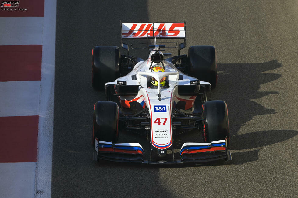 ... zum Vorjahresauto VF-21 zeigt: Optisch hat sich bei Haas fast nichts verändert, sieht man von den technischen Änderungen ab, die das neue Formel-1-Reglement verlangt. Und hier ...