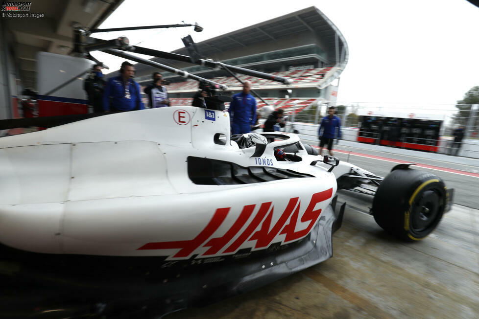 ... präsentiert sich der Haas VF-22 fast komplett in Weiß. Die restlichen Sponsoren haben ihre Plätze auf dem Fahrzeug behalten, und ...