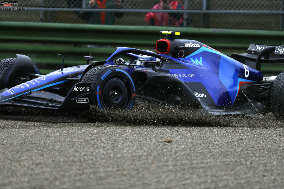 ... kommt wie viele seiner Formel-1-Kollegen (hier Nicholas Latifi) ohne größere Schäden am Fahrzeug durch. Das 60-minütige erste Training sieht etliche Ab- und Ausflüge fast aller Fahrer und ...
