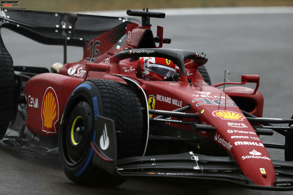 Im 1. Freien Training fährt Charles Leclerc im Ferrari F1-75 auf nasser Strecke die Bestzeit. Er ist mit Intermediate-Reifen der einzige Fahrer unter 90 Sekunden, schafft 1:29.4 Minuten. Und: Er leistet sich auch vier Dreher, aber ...