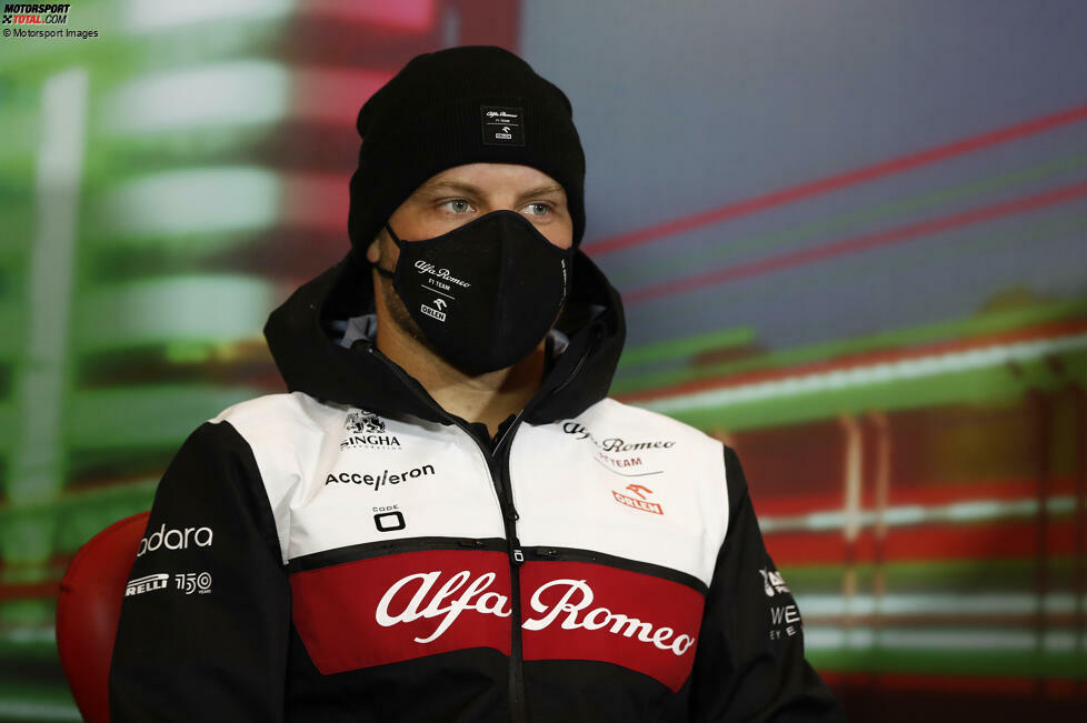 ... bei Alfa Romeo: Valtteri Bottas ist im zweiten Training zum Zuschauen verdammt, weil das Team sein Auto nicht fertiggestellt kriegt - es wird ein Chassiswechsel vorgenommen. Schon im Qualifying am Freitag ist Bottas mit technischen Problemen ausgerollt. Und ...