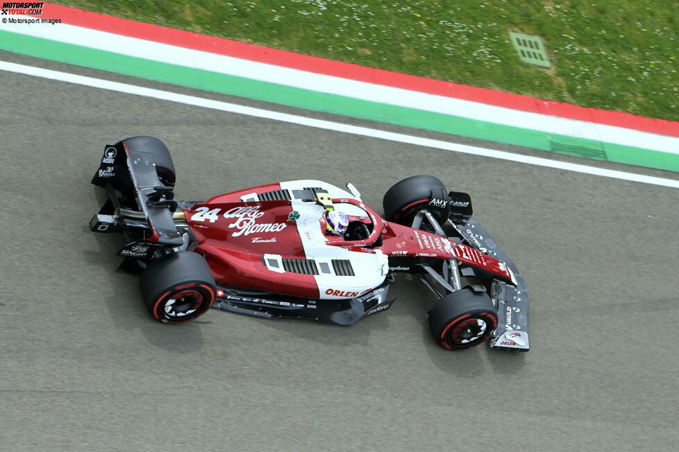 ... Guanyu Zhou im Alfa Romeo, weil er nach einer Kollision mit Pierre Gasly von AlphaTauri gleich zu Beginn im Sprint ausgeschieden ist. Zum Vergessen läuft das Sprintrennen auch ...