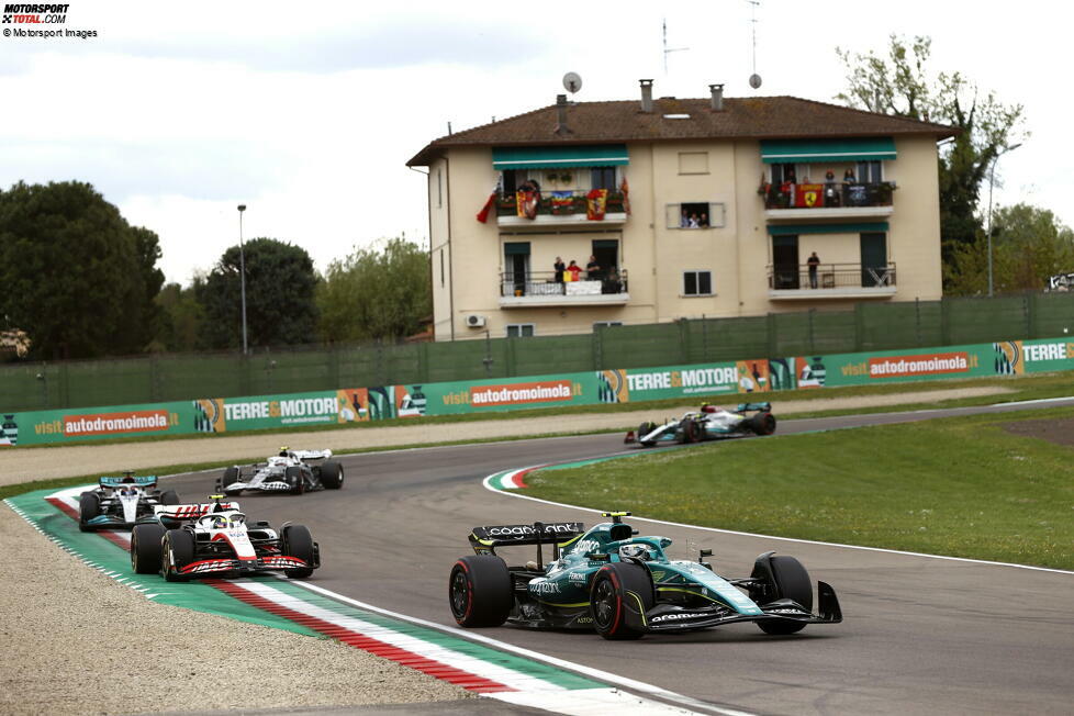 ... setzt sich Mick Schumacher in Szene: Er überholt auf der Strecke Sebastian Vettel und erzielt sein erstes Top-10-Ergebnis in einem Formel-1-Rennen - aber für P10 gibt es im Sprint keine Punkte. Vettel wird am Ende Dreizehnter. Die größte Aufholjagd ...