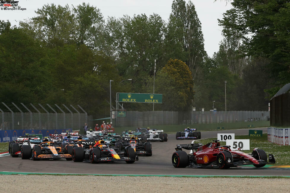 ... schnappt sich Charles Leclerc von P2 kommend den schlecht startenden Max Verstappen und übernimmt die Führung, sieht schon wie der sichere Sieger aus. Dann aber ...