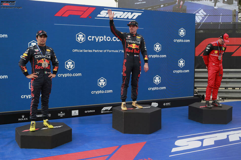... gewinnt den Sprint vor Leclerc und seinem Red-Bull-Kollegen Sergio Perez. Die Top 3 gehen in dieser Reihenfolge am Sonntag von den vorderen Positionen ins Rennen. Ganz hinten steht dann ...