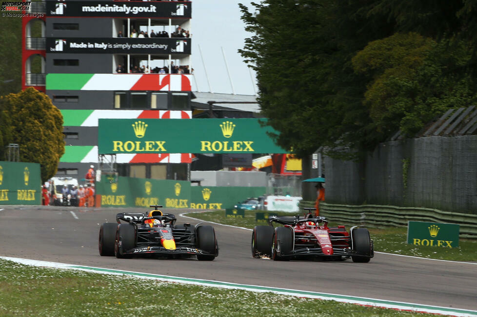 ... setzt Graining an an den Vorderreifen des Leclerc-Ferrari, und der Red Bull wittert Morgenluft! Kurz vor Schluss überholt Verstappen und ...