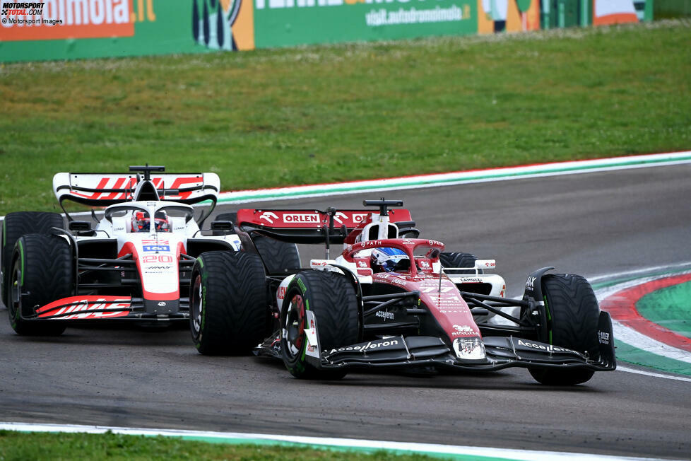 ... ist die Freude auch bei Valtteri Bottas im Alfa Romeo (vorne im Bild) und Kevin Magnussen im Haas über weitere Punkteergebnisse nach soliden Vorstellungen im Rennen in Imola. Weniger gut ...