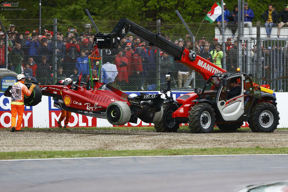 ... erwischt es seinen Ferrari-Teamkollegen Carlos Sainz. In der ersten Runde wird er von Daniel Ricciardo im McLaren berührt und fällt gleich in Kurve 2 aus. Zum zweiten Mal in Folge null Punkte für ihn, aber Ferrari bleibt vorne in der WM. Sehr positiv ...