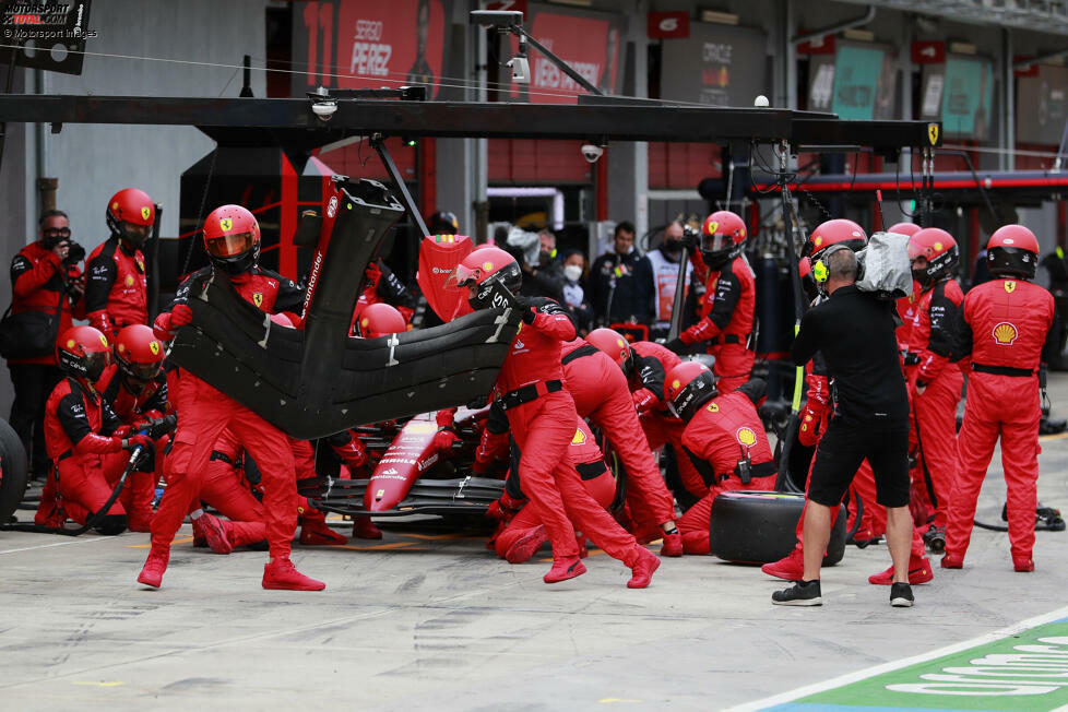 ... Charles Leclerc, der sich kurz vor Schluss bei der Verfolgung von Perez von der Strecke dreht und zum Notstopp in die Box abbiegt. Mit neuer Nase und frischen Reifen fährt Leclerc noch auf P6, verliert aber wichtige Punkte. Noch schlimmer ...