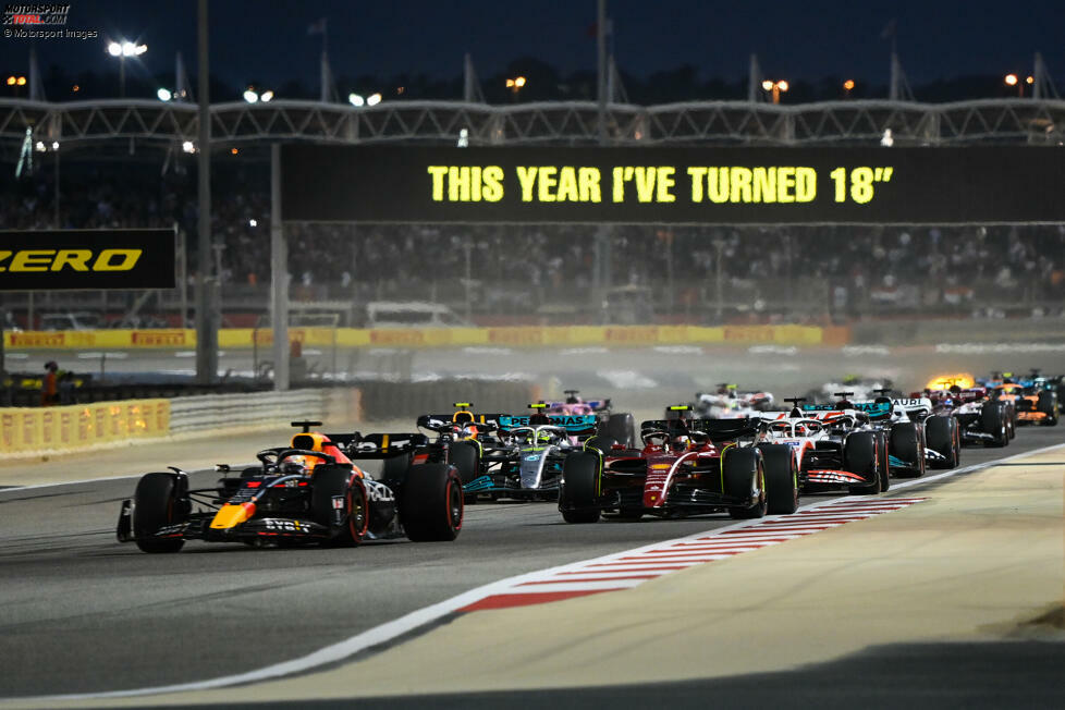 1. Sachir, Bahrain (5. März 2023) - Los geht die Formel-1-Saison 2023 in Bahrain, wo schon 2006, 2010, 2021 und 2022 der Auftakt stattfand. Seit 2004 ist das Rennen jetzt schon im Kalender, seit 2014 findet der Grand Prix unter Flutlicht statt. Den Platz als Auftakt wird man in Zukunft aber wohl an Australien und Saudi-Arabien verlieren.