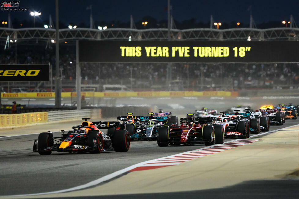 1. Sachir, Bahrain (5. März 2023) - Los geht die Formel-1-Saison 2023 in Bahrain, wo schon 2006, 2010, 2021 und 2022 der Auftakt stattfand. Seit 2004 ist das Rennen jetzt schon im Kalender, seit 2014 findet der Grand Prix unter Flutlicht statt. Den Platz als Auftakt wird man in Zukunft aber wohl an Australien und Saudi-Arabien verlieren.