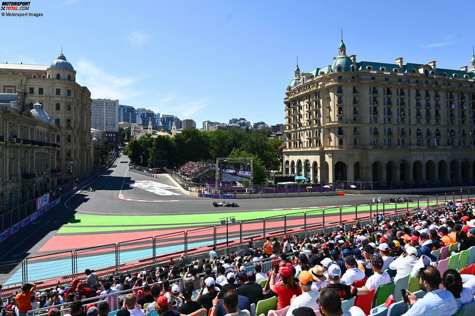 4. Baku, Aserbaidschan (30. April 2023) - Bereits zum sechsten Mal ist die Formel 1 in der Hauptstadt von Aserbaidschan zu Gast, wo die Fahrer ein abwechslungsreicher Kurs erwartet: Es geht vorbei an Engstellen rund um die historische Altstadt und dann auf eine 2,2 Kilometer lange Highspeed-Gerade.