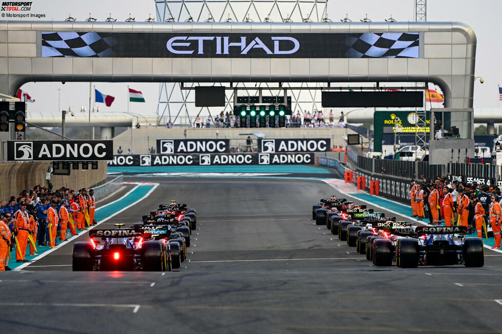 23. Abu Dhabi, VAE (26. November 2023) - Abu Dhabi hat sich langfristig das Recht des Saisonfinales gesichert, so auch 2023. Der Start erfolgt im Hellen, der Zieleinlauf bei Dunkelheit. Und dann ist die längste Saison der Formel-1-Geschichte auch geschafft!