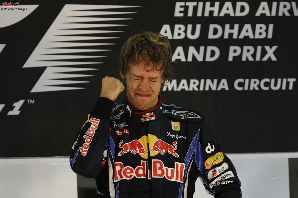 ... Vettel ist eigentlich der krasse Außenseiter. Doch 2010 kommt in Abu Dhabi vieles anders als gedacht: Vettel bestimmt im Red Bull RB8 das Rennen, gewinnt und wird so überraschend Formel-1-Weltmeister! Natürlich: als bis dahin jüngster Rennfahrer. Er verlängert seinen Vertrag gleich mal bis Ende 2014 und ...