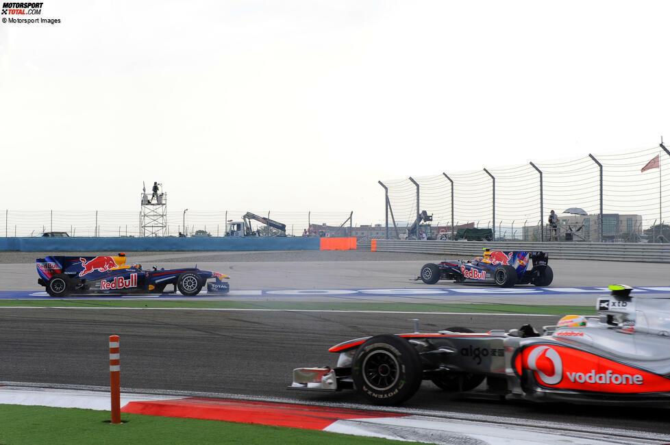 ... eine Szene aus dem Türkei-Grand-Prix 2010 beweist: Vettel und Webber berühren sich im Zweikampf, beide fliegen ab. Es knistert hinter den Kulissen bei Red Bull, das mit beiden Fahrern in den Titelkampf involviert ist. Webber hat vor dem Finalrennen die besseren WM-Chancen als Zweiter hinter Fernando Alonso im Ferrari, und ...