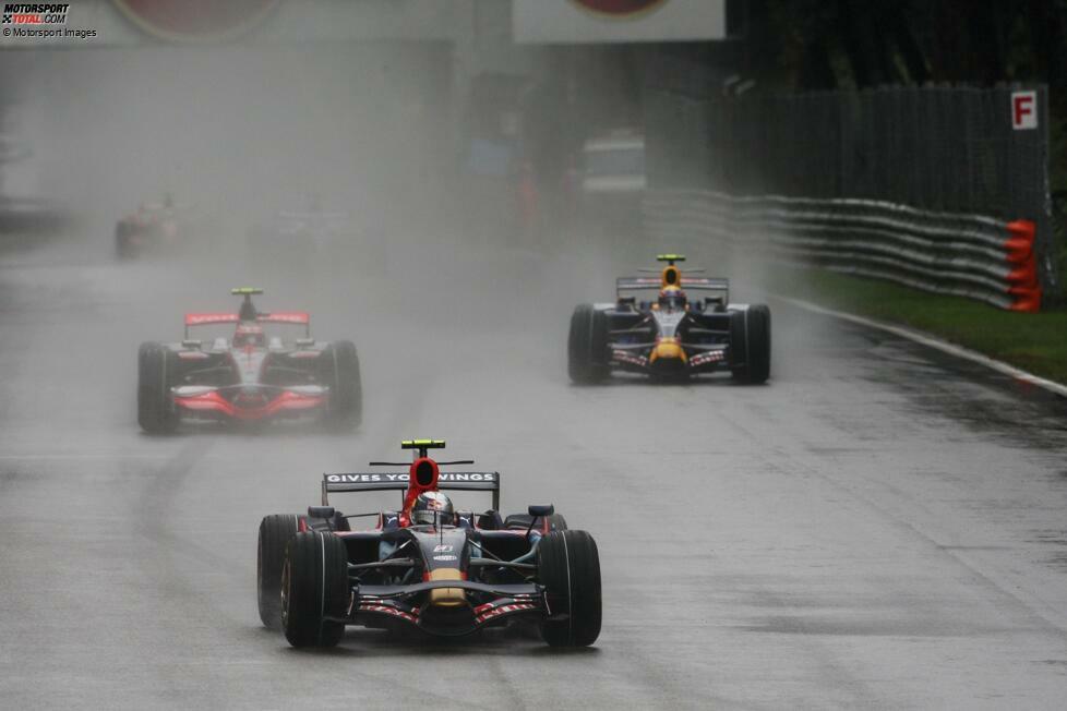 ... behält auch im anschließenden Regenrennen die Kontrolle: Vettel gewinnt beim Italien-Grand-Prix 2008 erstmals in der Formel 1 und krönt damit (vorläufig) das Nachwuchsprogramm von Red Bull, weil ...