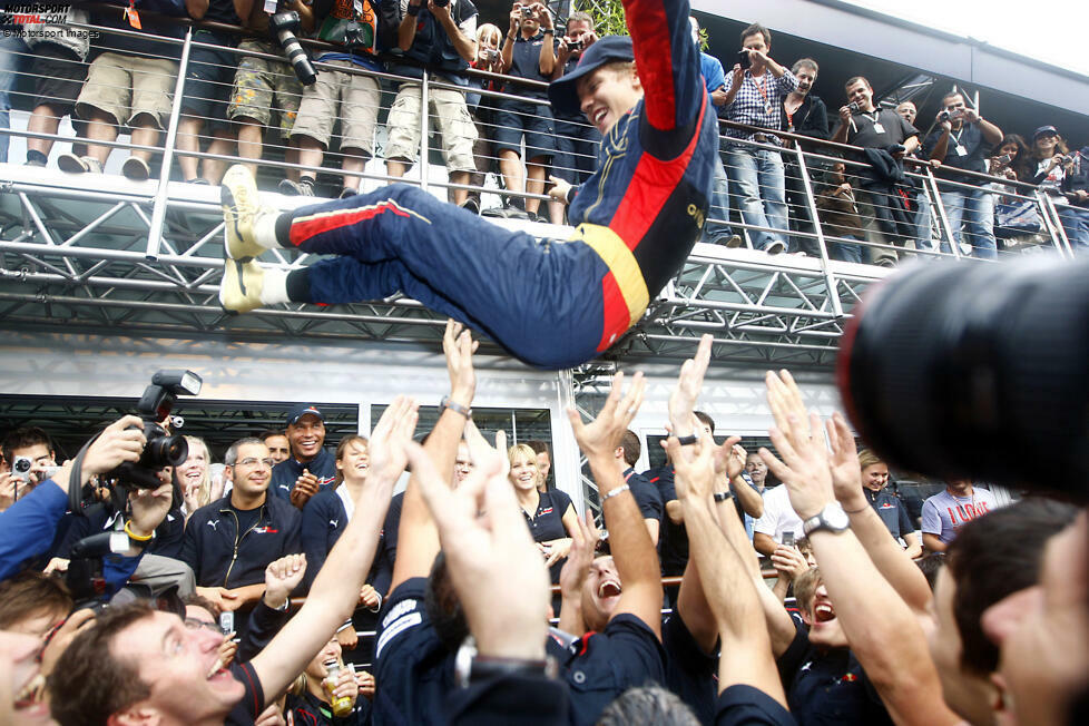 ... dann umso ausgelassener: Vettel stellt den Toro Rosso STR3 im Regen in Monza völlig überraschend auf die Poleposition und ...