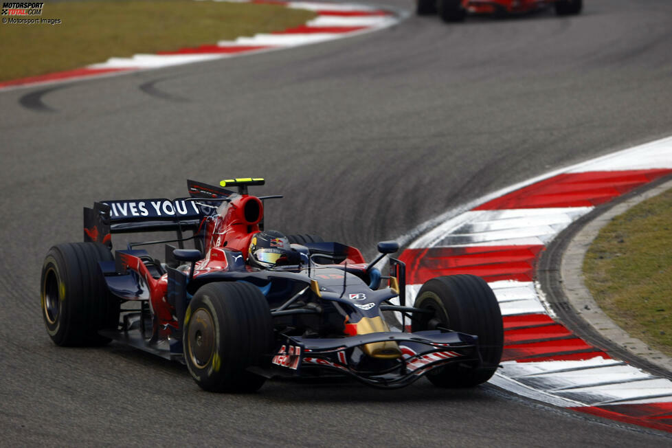 ... gibt im Toro Rosso STR2 eine Kostprobe seines Könnens ab: Platz vier beim China-Grand-Prix in Schanghai, es ist das bis dahin beste Ergebnis des Teams und ...