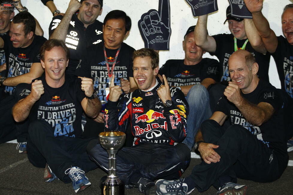 ... steht Vettel folgerichtig erneut als Weltmeister fest, in Suzuka feiern ihn Teamchef Christian Horner und Design-Legende Adrian Newey, bevor Vettel ...