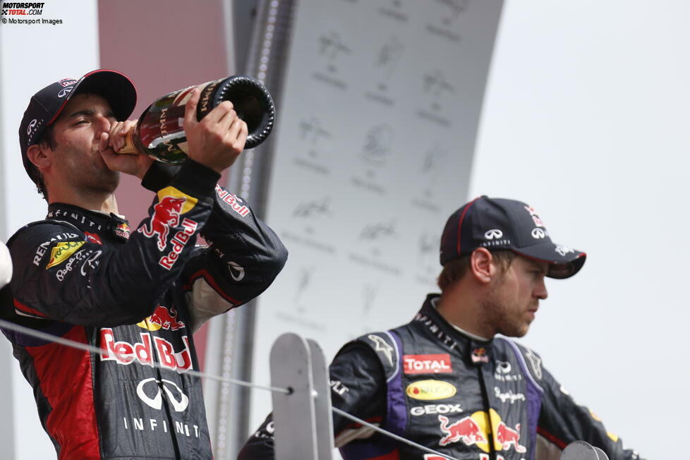 ... die Ernüchterung: Erstmals seit 2008 bleibt Vettel ohne Saisonsieg, beschließt die WM nur auf Position fünf. Und sein neuer Teamkollege bei Red Bull, Daniel Ricciardo, erweist sich oft als der Schnellere. Deshalb sorgt Vettel selbst für einen Tapetenwechsel und ...