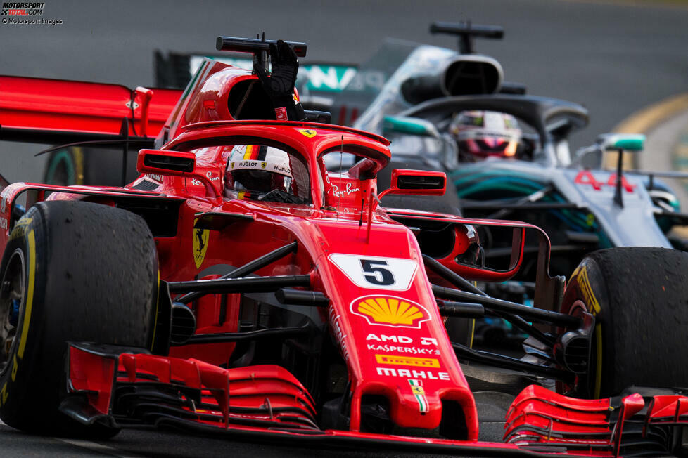 ... gibt es gleich zu Saisonbeginn 2018 im Ferrari SF-71H: Vettel gewinnt erneut in Australien, siegt auch im zweiten Rennen. Doch es mehren sich die Fehler beim routinierten Deutschen. Negativer Höhepunkte ist ...